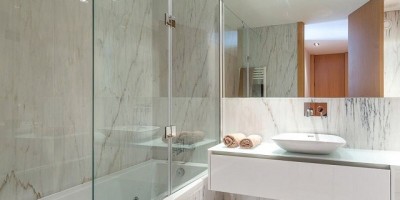 Раздвижные шторки для ванной: пластиковые и стеклянные. Как выбрать