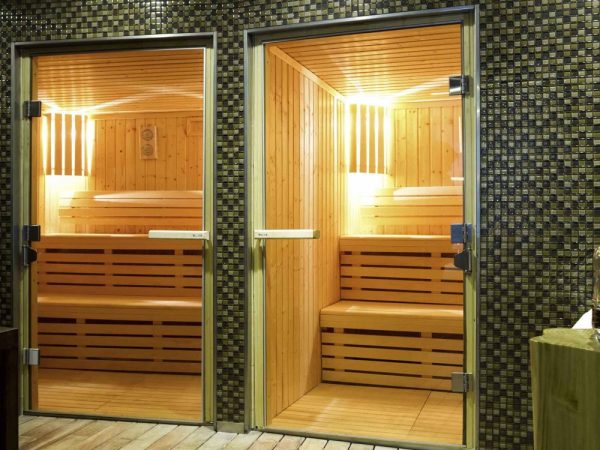 Регулировка стеклянных дверей в баню